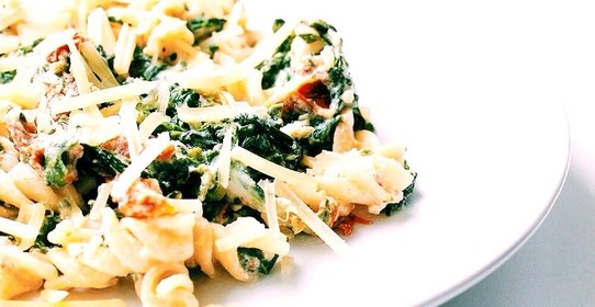 Фузилли с рикоттой и шпинатом
