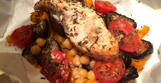 Семга в пергаменте с овощами и нутом