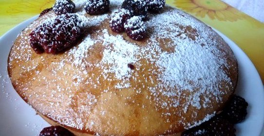 Пирог с орехами и ежевикой