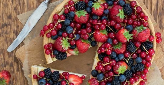 Пирог с творожной начинкой и ягодами