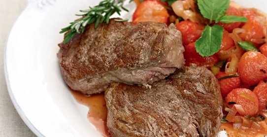 Телятина с клубникой и розмарином