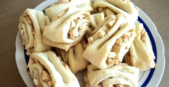 Слоеные булочки с яблоками и корицей