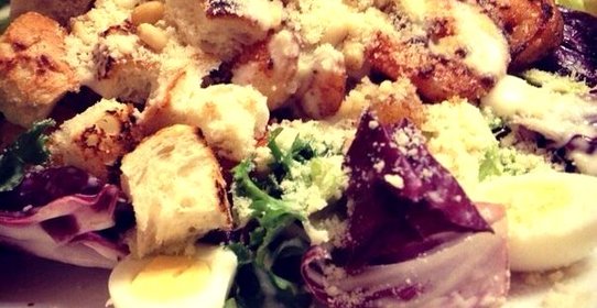 Салат «Цезарь» с креветками и перепелиными яйцами