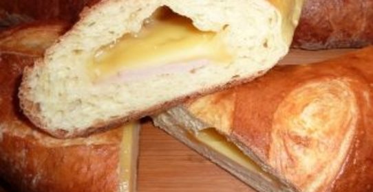 Хлеб для пикника с сыром и ветчиной