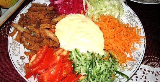 Овощной салат с капустой и мясом