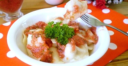 Пельмени под соусом