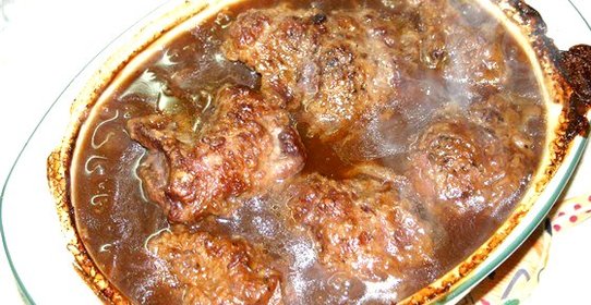 Щечки теленка, томленые в демиглясе, с запеченными овощами и грибным соусом