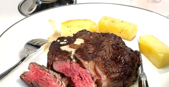 Бифштекс с соусом из белого портвейна