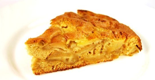 Сметанная шарлотка с яблоками и грецкими орехами