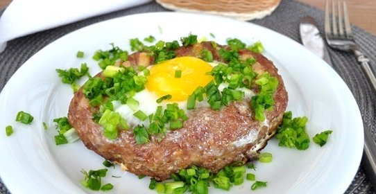 Шницель из домашнего фарша с яйцом