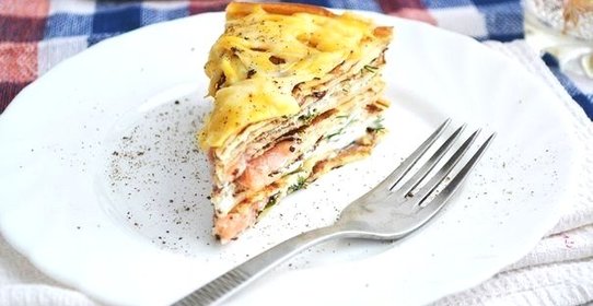 Блинчатый пирог с лососем