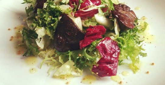 Салат с карамелизированной куриной печенью