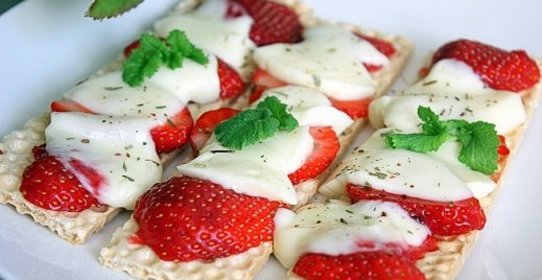 Тосты с клубникой и моцареллой