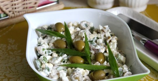 Яичный салат с копченой скумбрией и оливками
