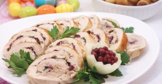 Куриный рулет с укропом и брусникой