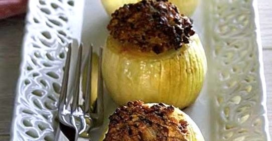 Лук, фаршированный мясом с травами