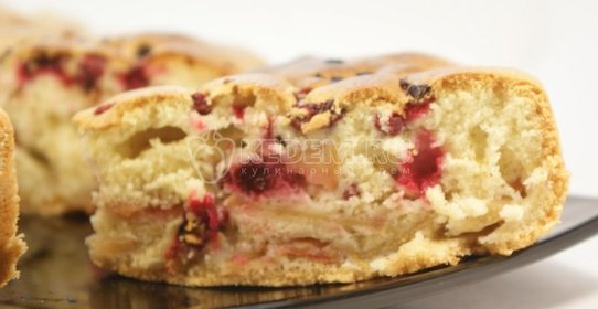 Яблочный пирог с брусникой