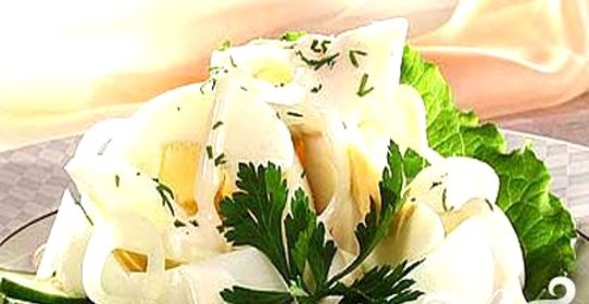 Луковый салат с яйцами