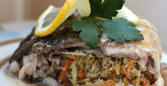 Сазан, фаршированный капустой и икрой