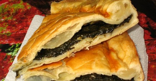 Пирог с щавелем из слоеного теста