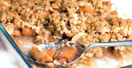 Персиковый крамбл с фундуком и изюмом