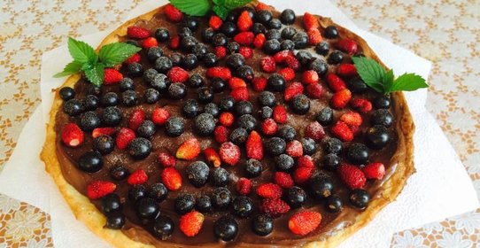 Пицца с ягодами