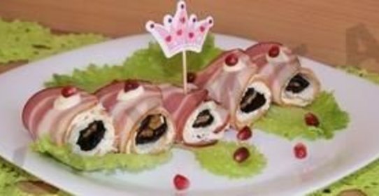 Рулетики из бекона с черносливом сыром и грецкими орехами