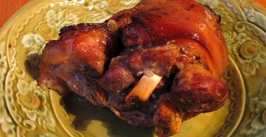 Рулька свиная, запеченая в духовке