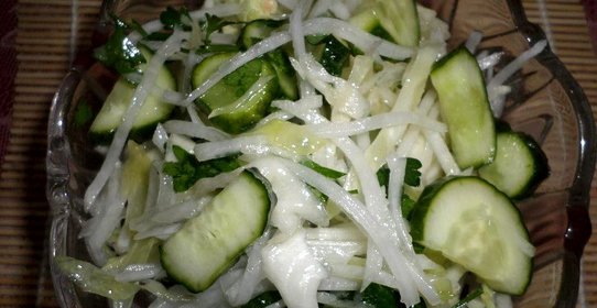 Салат с редькой капустой и огурцом