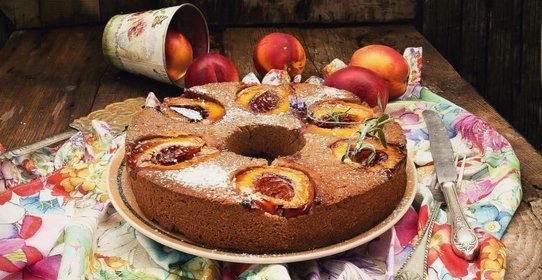 Пирог из гречневой муки с фундуком и нектаринами