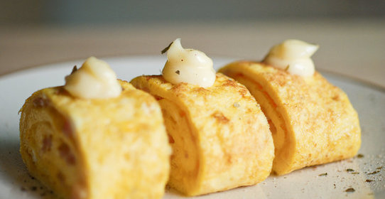 Рулетики из омлета с беконом и грибами