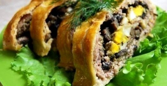 Мясной рулет с грибами и сыром в слоеном тесте