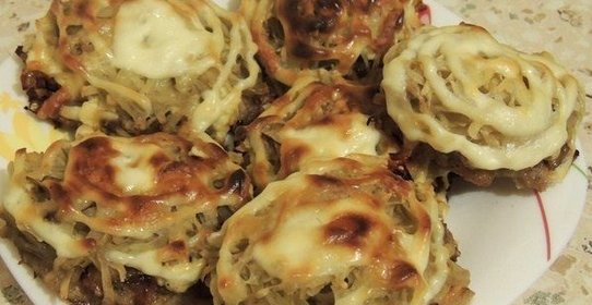 Стожки с фаршем, грибами и тертым картофелем