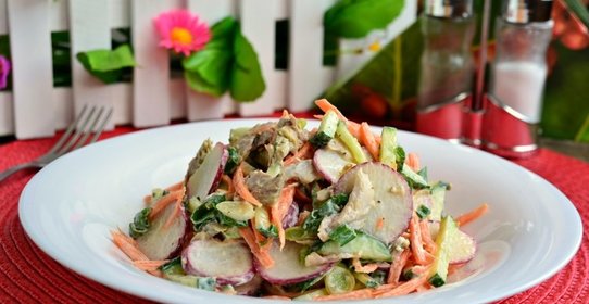 Салат из моркови с редисом, свежим огурцом и мясом