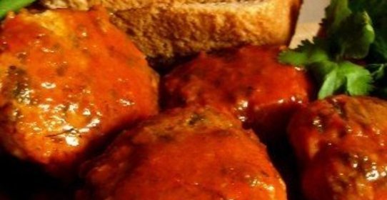 Котлетки щучьи в панировке из трав и томатном соусе