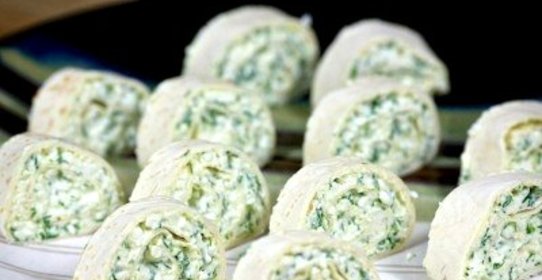 Рулетики из тортильи с сыром и чесноком
