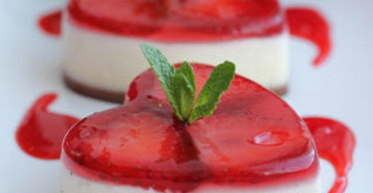 Десерт паннакотта с клубникой и шоколадом