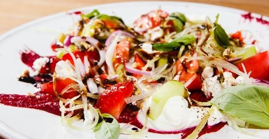 Салат из томатов с клубникой