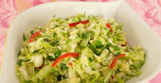 Салат из свежей капусты, огурцов и болгарского перца