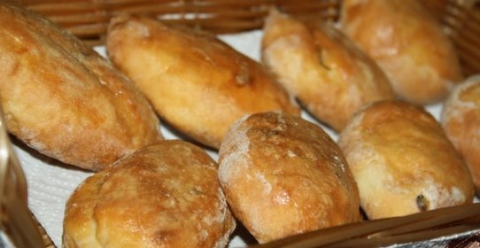 Пирожки с мясом и сыром на творожном тесте в духовке