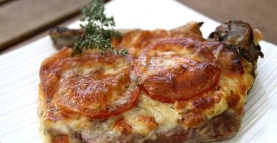 Мясо по-французски с помидорами и сыром