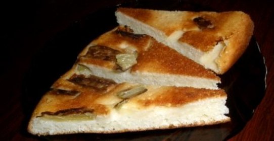 Шарлотка с яблоками и ревенем