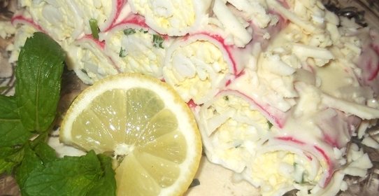 Салат Монастырская изба из крабовых палочек.