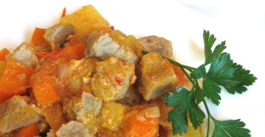 Гуляш с кабачками