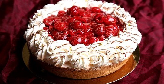 Миндальный пирог с малиной и взбитыми сливками