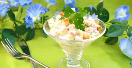 Салат с сыром и сухариками