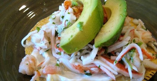 Салат с креветками и крабовым мясом