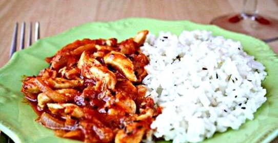 Тушеное мясо с помидорами и луком