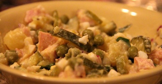 Оливье с солеными огурцами