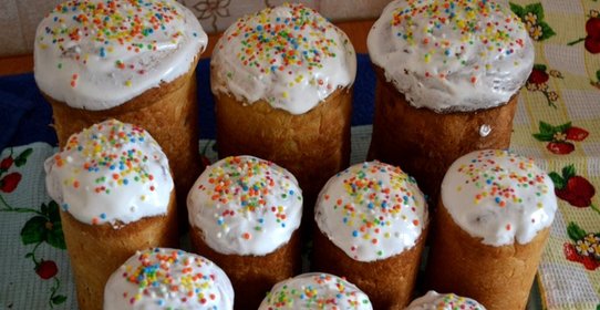 Кулич с изюмом на Пасху